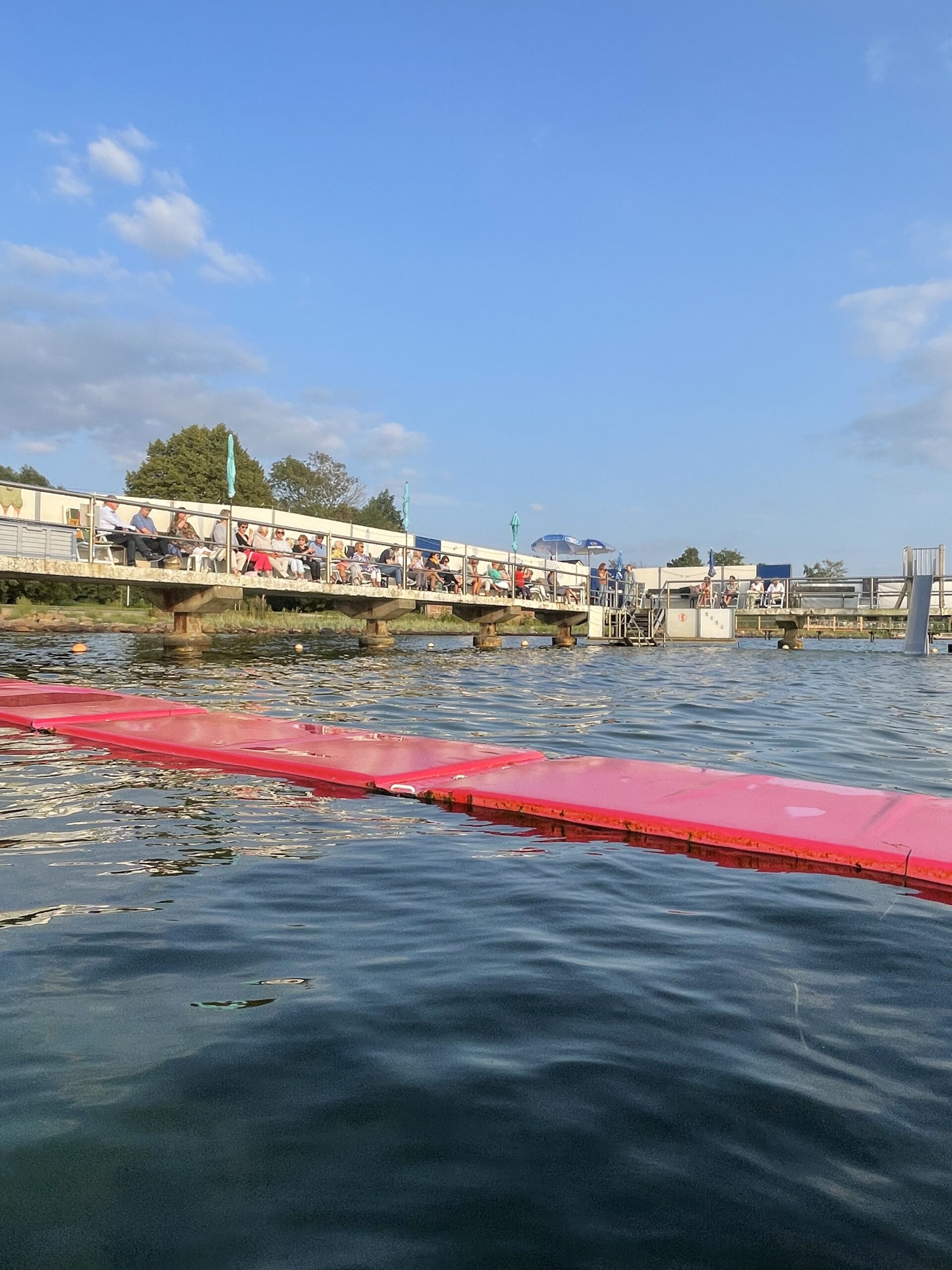Wasser und Steg mit Gästen