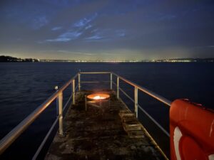 Feuerstelle auf Steg am Wasser