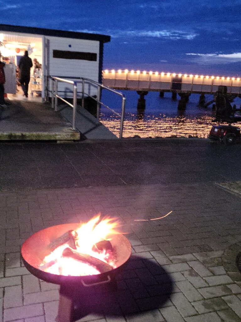 Feuerstelle am Ufer